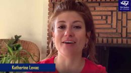 Comment construire un bon gag efficace? Katherine Levac, suppléante en arts dramatiques, explique différents procédés humoristiques pour faire rire le public. Rieur aveugle, exagération, comparaison; c'est le temps, pour vos humoristes en herbe, de prendre des notes! Katherine Levac et les procédés humoristiques