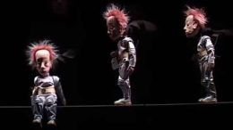 Extraits du spectacle "2084, un futur plein d'avenir" par la compagnie Flash Marionnettes.
Texte: Philippe Dorin; mise en scène: Ismaïl Safwan; avec Vincent Eloy, Marie Seux, Vanessa Rivelaygue; marionnettes: Michel Klein; réalisation vidéo: Roland Muller un futur plein d'avenir" par la compagnie Flash Marionnettes.