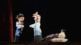 Marionnette à gaine :
Bande-annonce du spectacle Marionnettes en quête d'Hauteur du théâtre de L’île Marionnette à gaine
