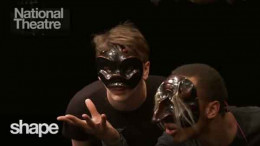 La posture des personnages, de National Theatre (en anglais) La posture des personnages, de National Theatre (en anglais)